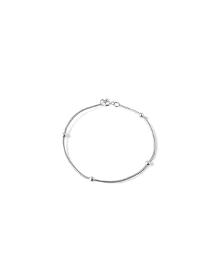 Pulseira rabo de rato com bolinhas banhada a prata 925 da UNA Semijoias em fundo branco, semijoia hipoalergênica delicada para o dia a dia.