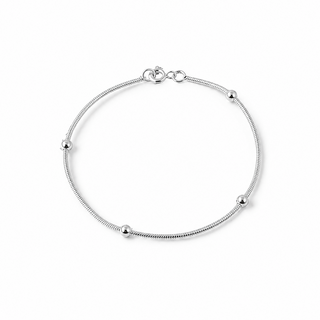 Pulseira rabo de rato com bolinhas banhada a prata 925 da UNA  em fundo branco, semijoia hipoalergênica delicada para o dia a dia.
