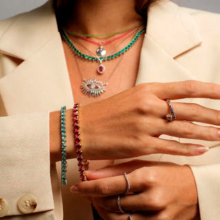 Pulseira riviera 3 pontas coração rubi banhado a ouro 18k da UNA Semijoias no pulso feminino, em produção sofisticada