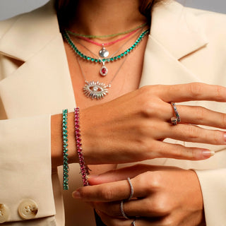 Pulseira riviera 3 pontas coração rubi banhado a ródio da UNA Semijoias no pulso feminino, em produção sofisticada
