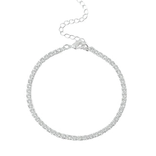 Pulseira riviera transparente banhada a prata 925 da UNA Semijoias em fundo branco, com extensor ajustável e fileira de pedras brilhantes.