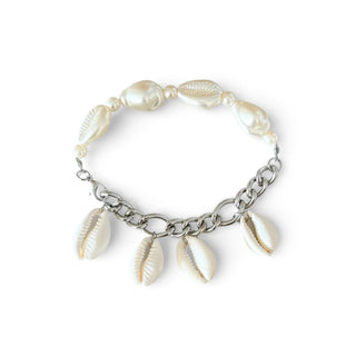 Pulseira de bijuteria fina com búzios brancos e corrente metálica prateada da UNA Semijoias em fundo branco.