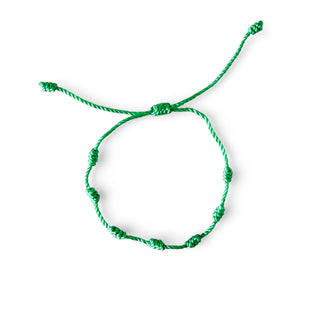 Pulseira verão nozinho da sorte verde da UNA Semijoias em fundo branco, com cordão verde ajustável e nós delicados distribuídos pela pulseira.