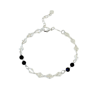 Pulseira fina com elos em losango banhada a prata com contas de zircônia preta da UNA Semijoias em fundo branco, vista frontal.