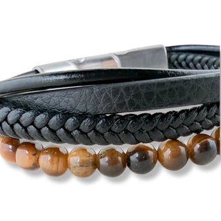 Pulseira de aço com couro e pedra olho de tigre da UNA detalhes em fundo branco